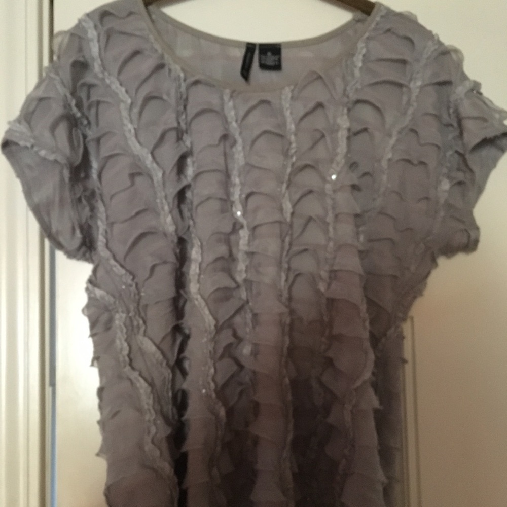 Ruffled gray blouse. Size XL